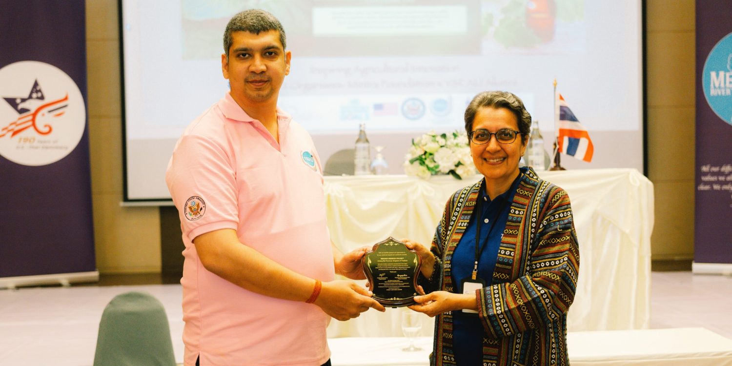 Receiving a plaque of appreciation from Mr. Aushim Merchant (left), organizer of this event and founder of Mintra Foundation.